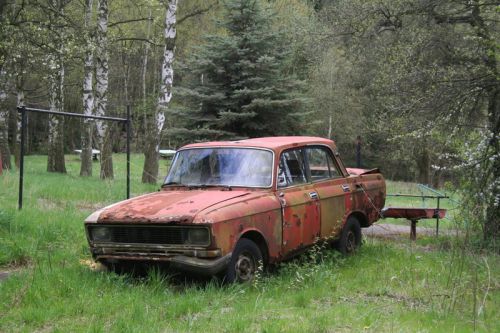 rusty_car_by_two_ladies_stocks