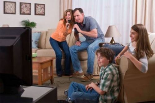 540~http _www.growersandnomads.com_img_blog_Singing-karaoke-in-living-r.jpg~family singing karaoke