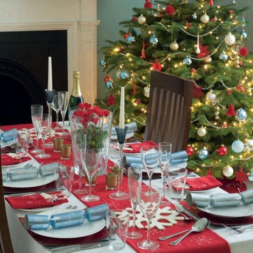 christmas-tree-decorations-table